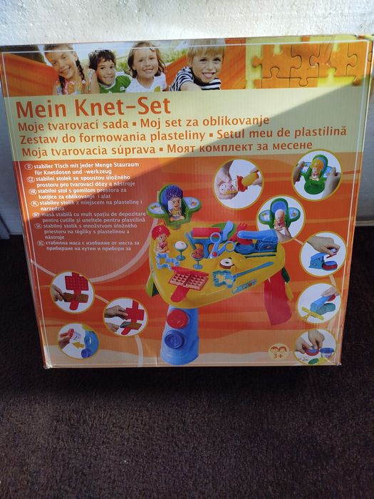 Stolik zestaw do tworzenia i formowania ciastoliny plasteliny.