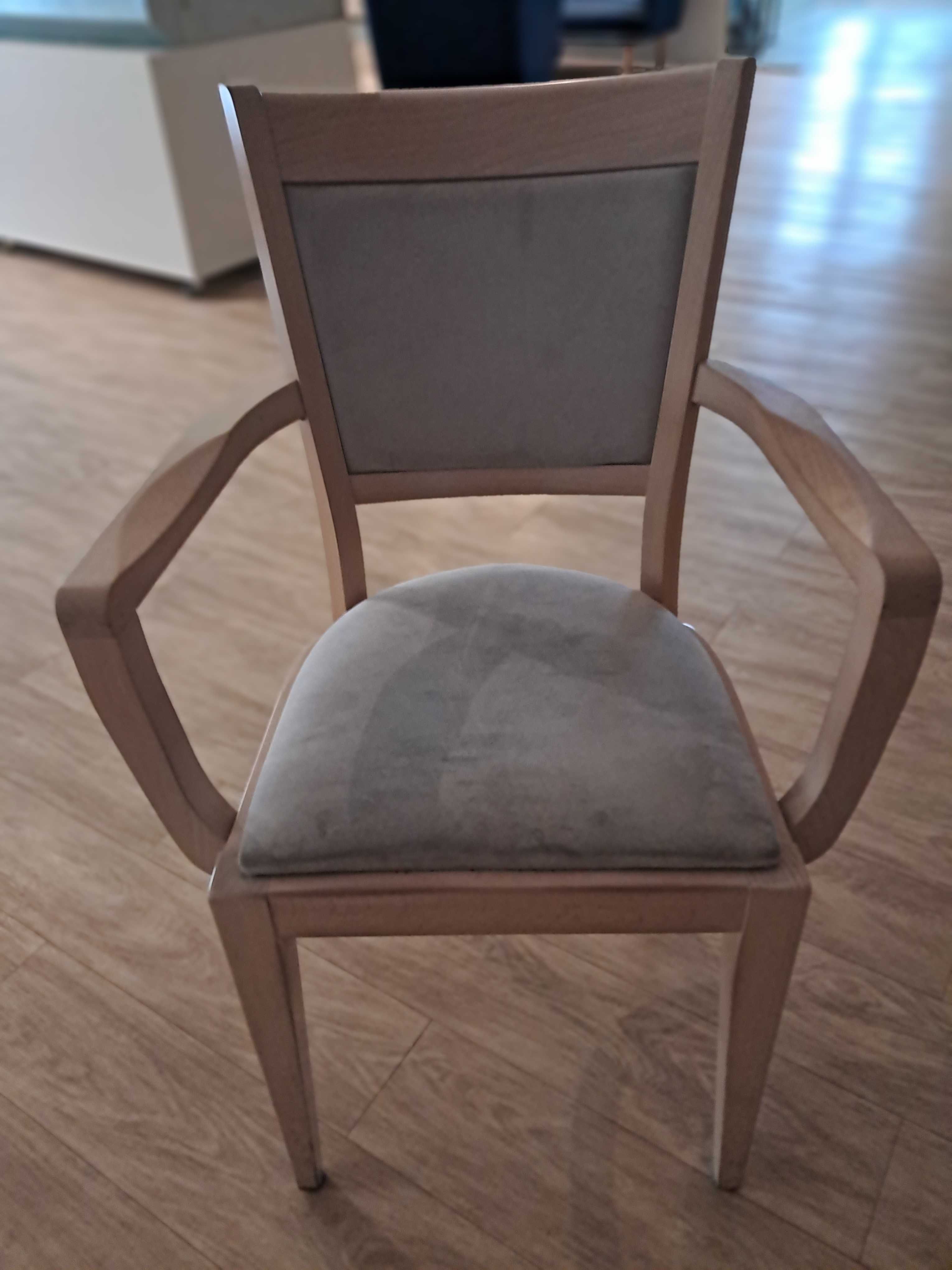 Krzesła z podłokietnikami i bez podłokietników