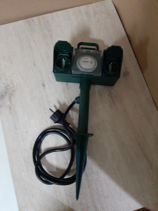 Coluna exterior de jardim com tomadas