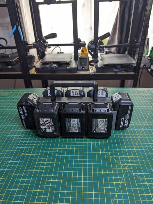 Koszyk, uchwyt na 8 Akumulatorów, Baterii do narzędzi Makita 18 V *