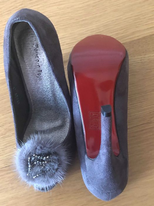 Sapatos cinzentos, base vermelha NOVOS tamanho 37