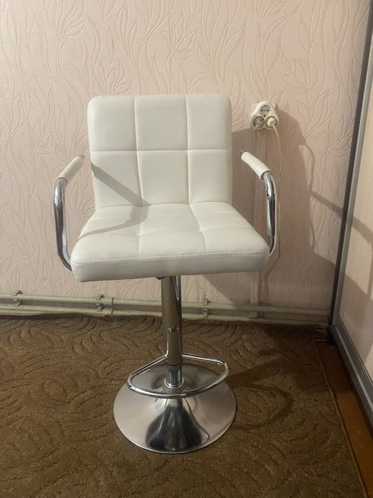 Продам барний стул. Також підходить у використані для педікюру. Торг