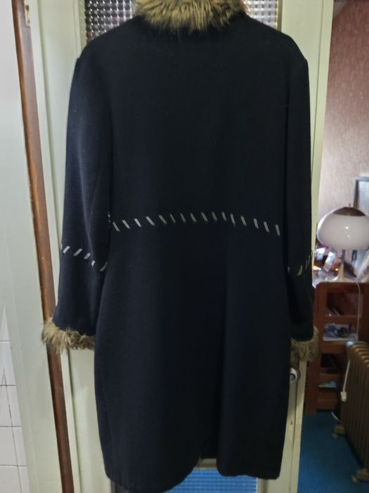 Casaco. Preto. Comprido, mto quente