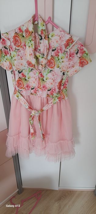 Śliczna sukienka stan idealny 98