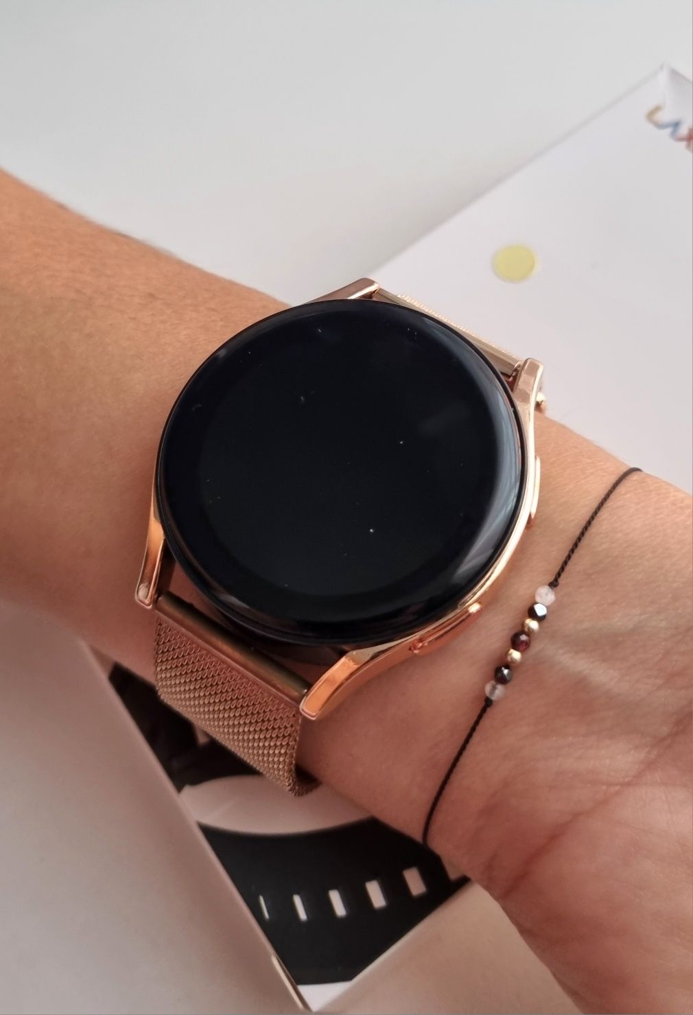 Złoty smartwatch okrągły