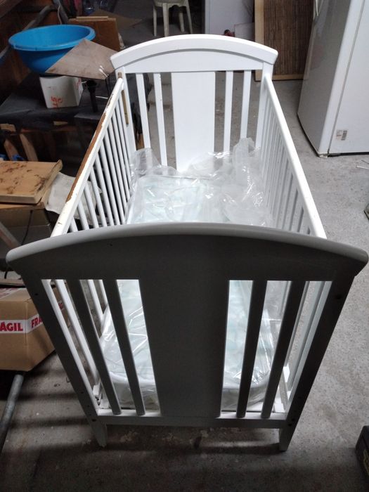 Cama grades branca com colchão