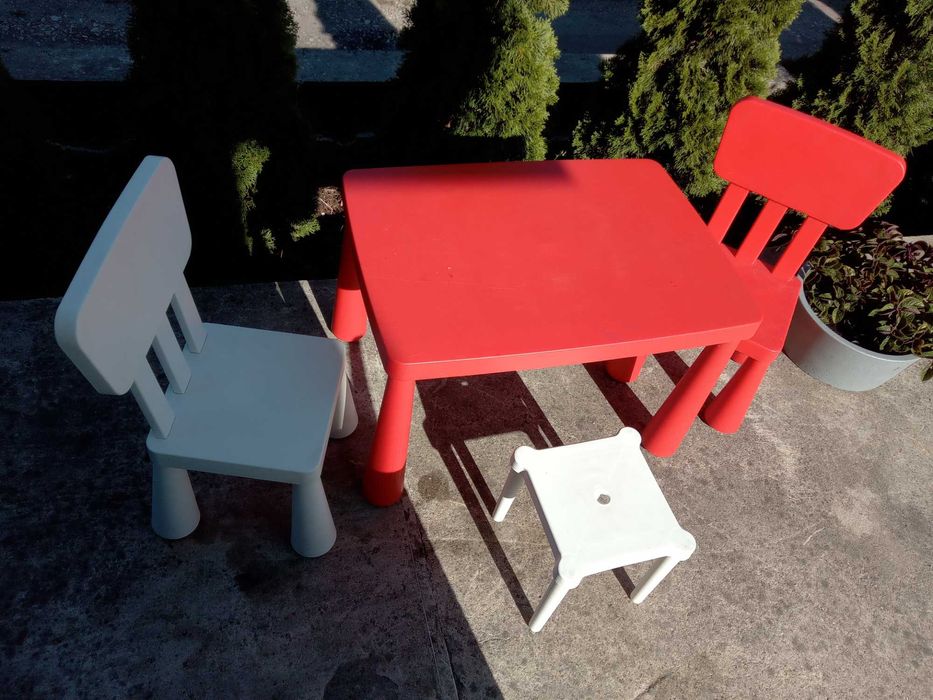 Stolik z krzesłami dla dzieci