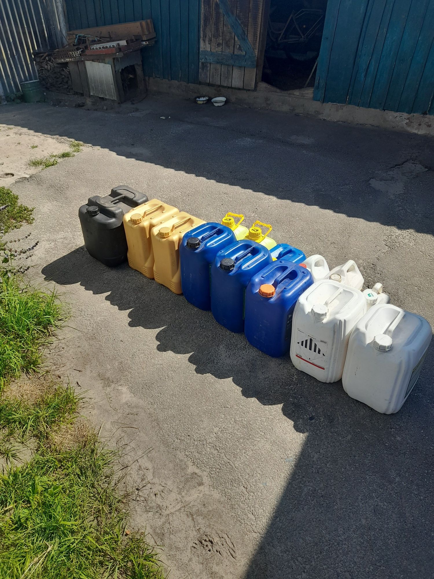 Продам каністри пластмасові