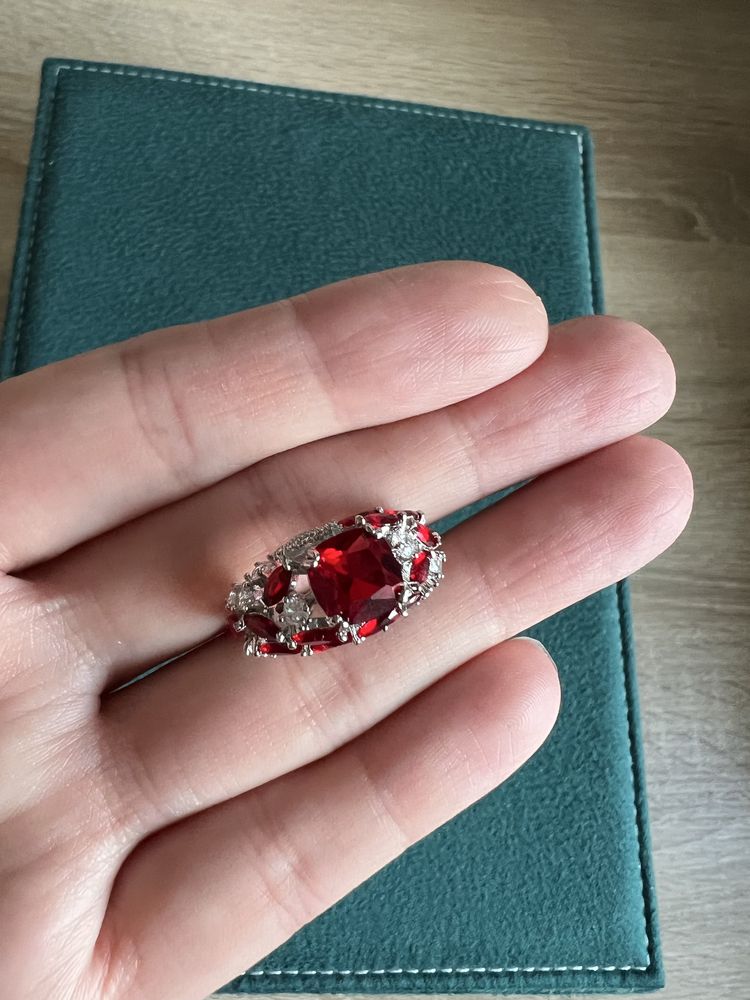 Elegancki pierścionek – Rubinowy Blask