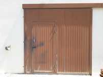 Portão de correr com porta pequena