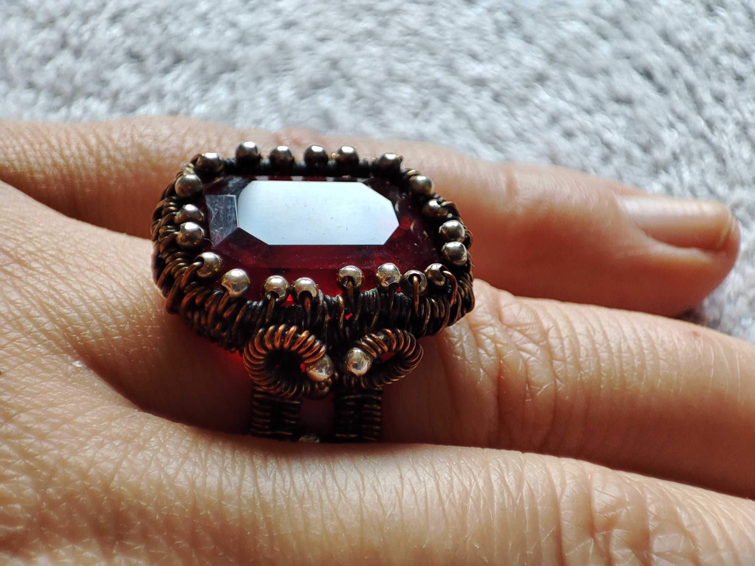 Unikalny srebrny pierścień z bordowym oczkiem. Metoda wire wrapping