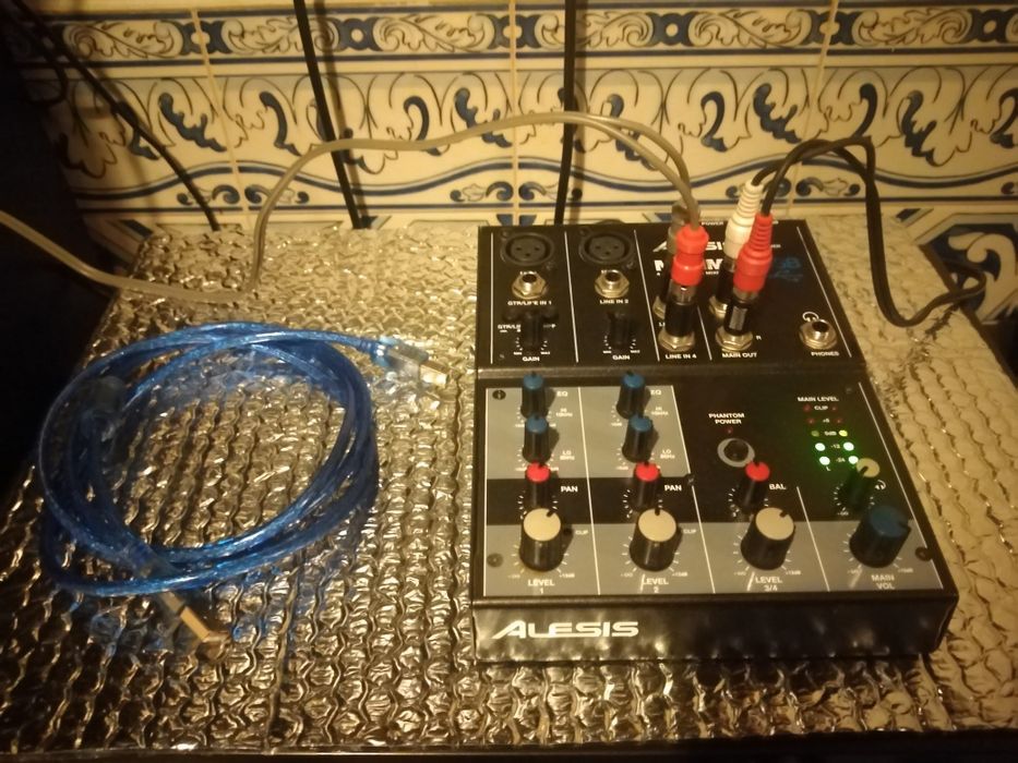 Mesa de mistura Alesis