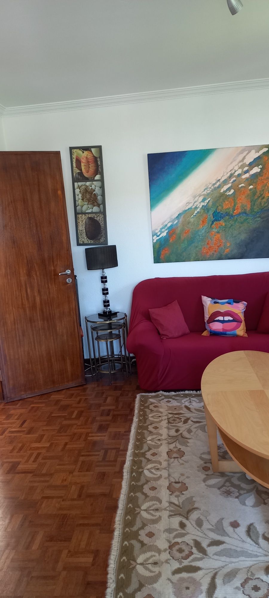 Aluga-se quarto individual no Estoril perto da Escola de Hotelaria
