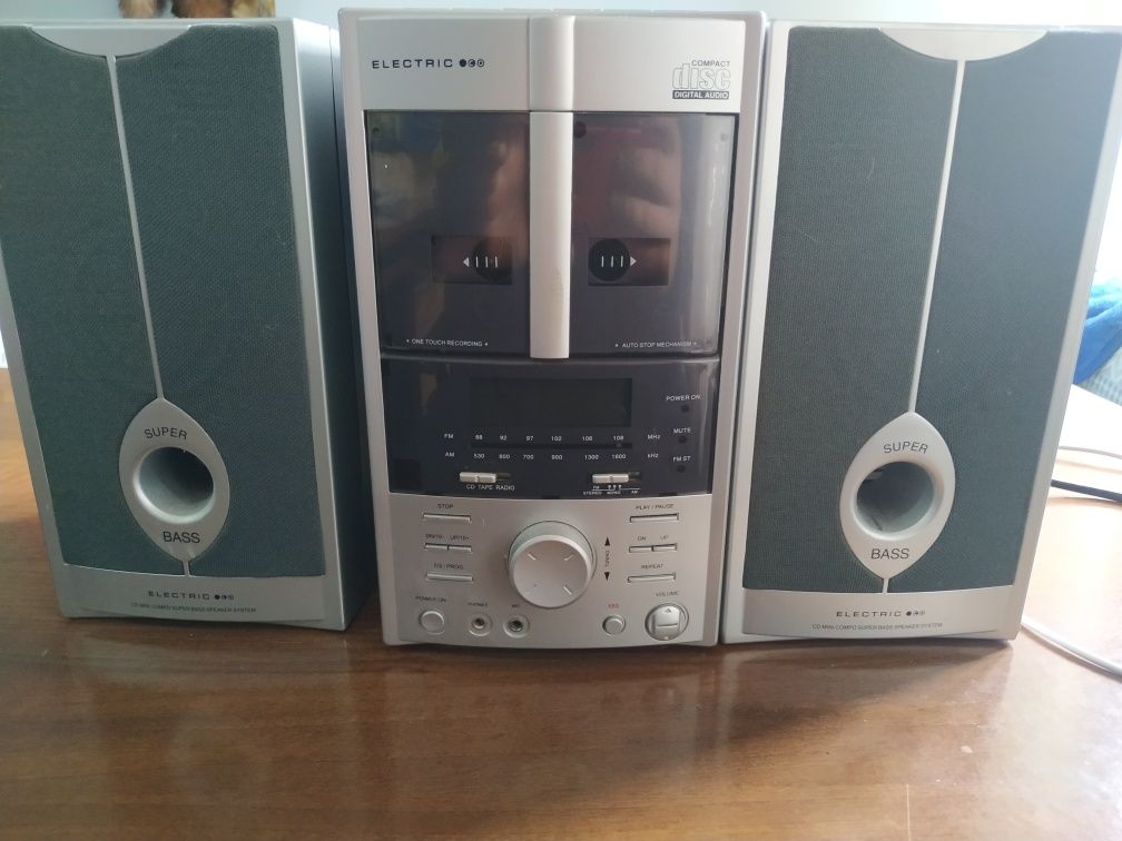 Rádio eletric com leitor de CD e DVD