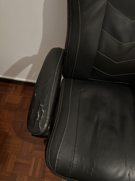Cadeira gaming preta em bom estado