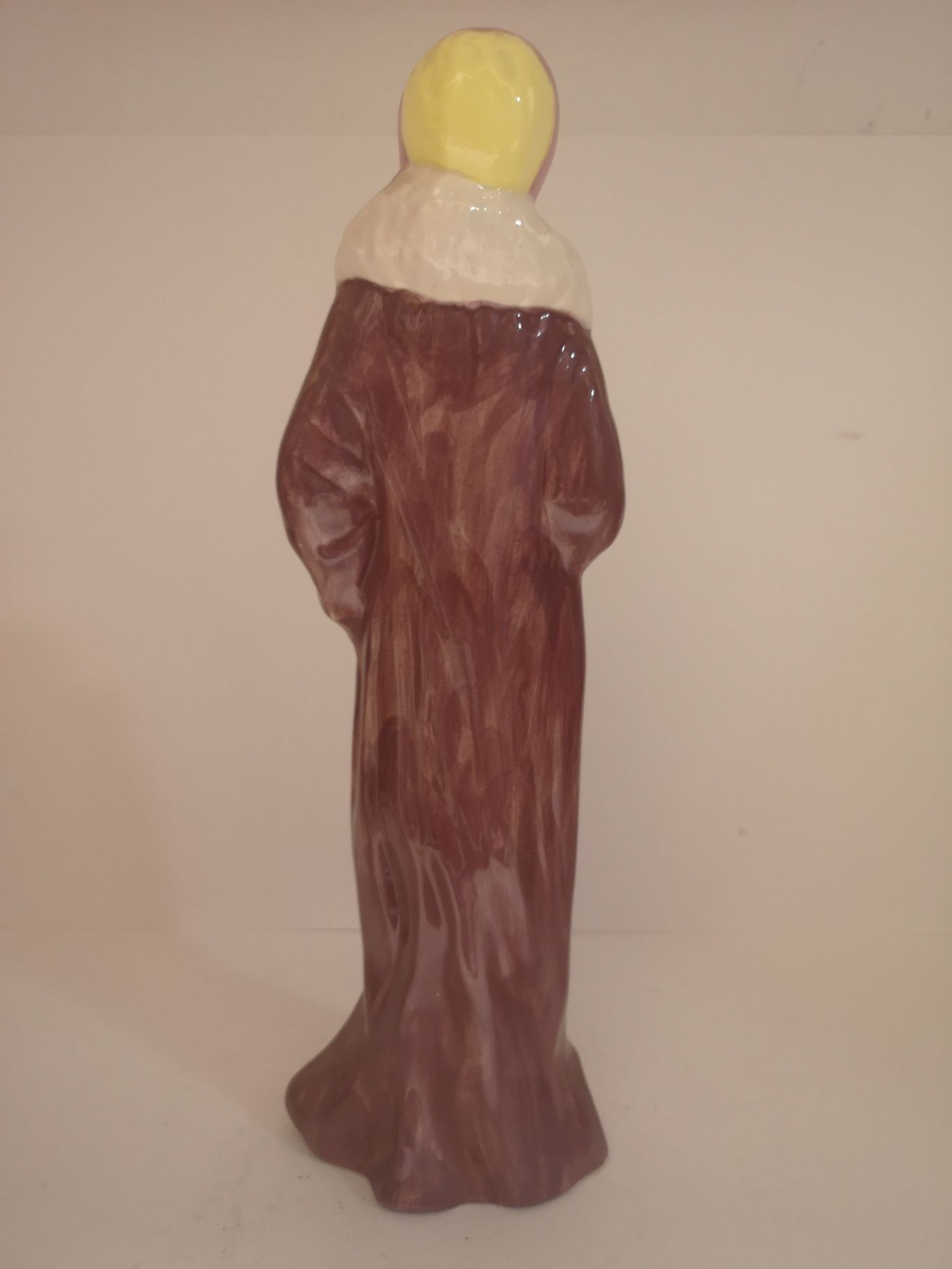 Porcelanowa figurka kobiety w futrze