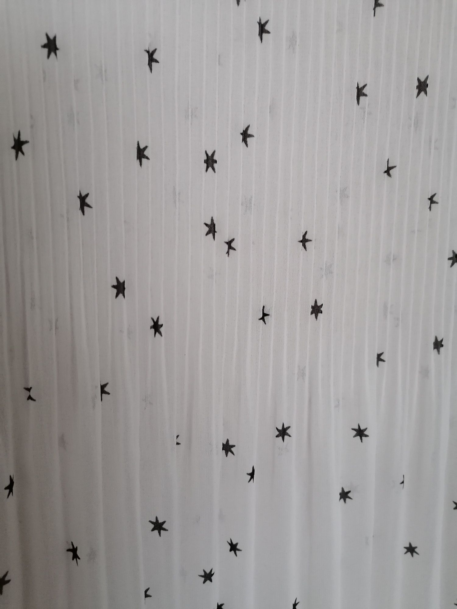 Camisa branca com estrelas pretas