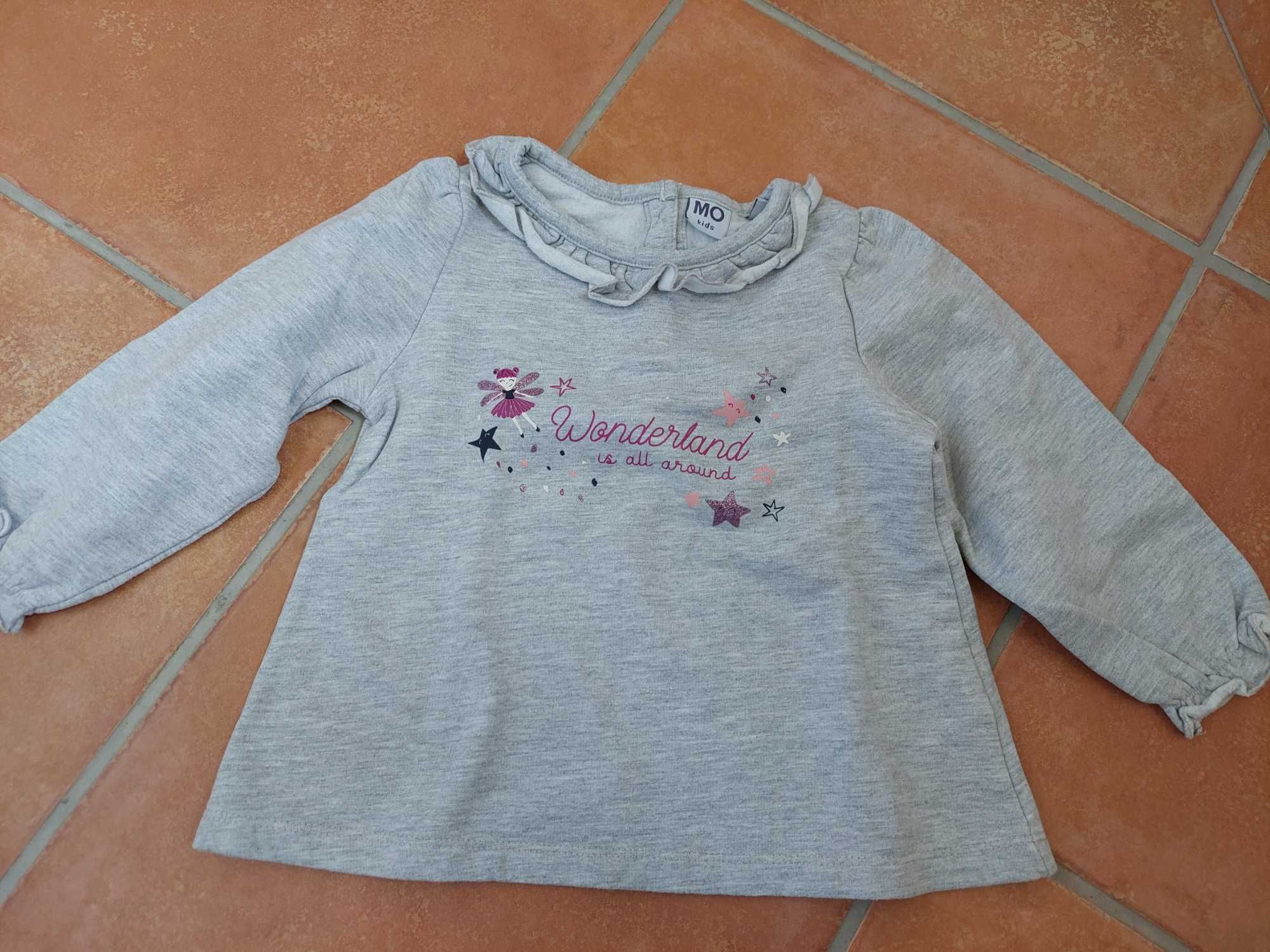 Várias peças de roupa de menina entre os 12 e os 36 meses.