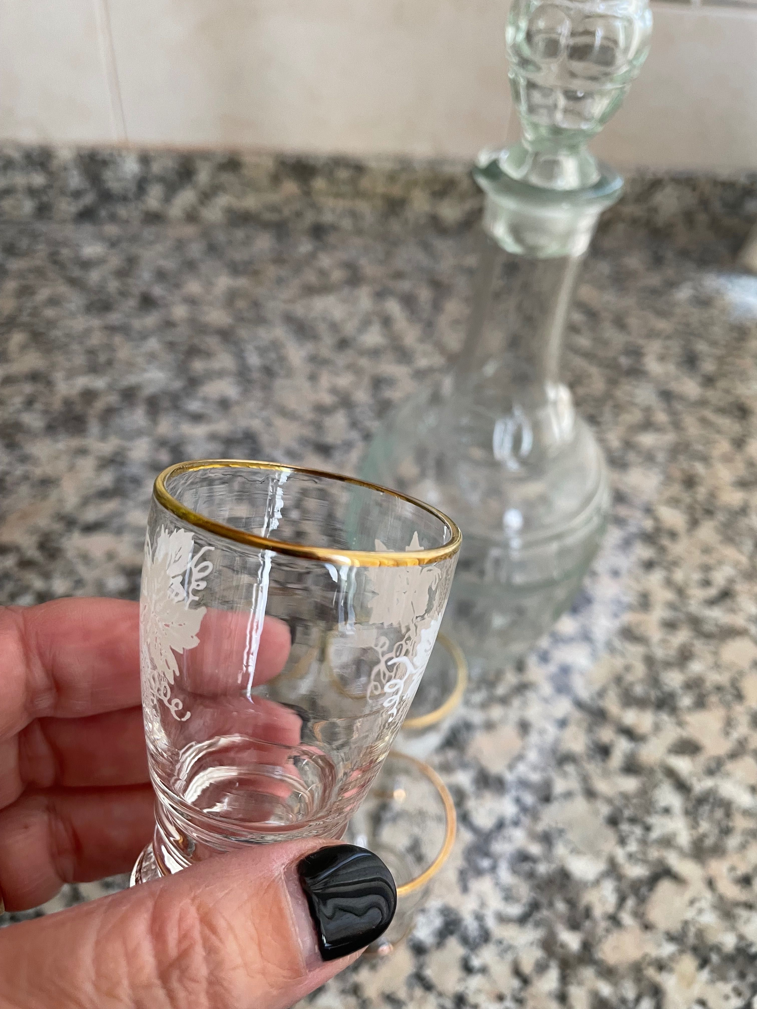 Peças antigas: Garrafa e 5 copos de licor em vidro