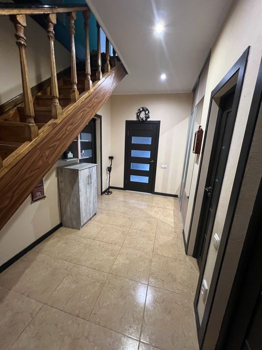 Будинок з ремонтом та терасою