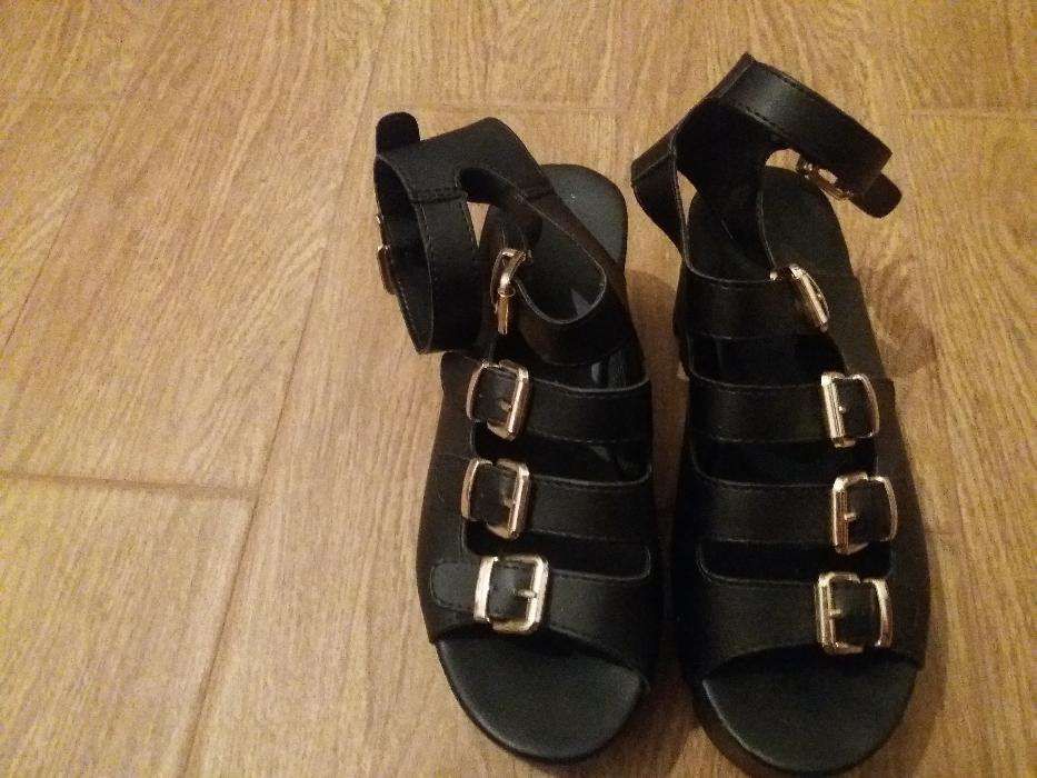 Sandalias pretas com fivelas