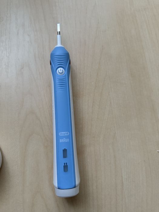 Електрична зубна щітка Oral-B PRO 2000