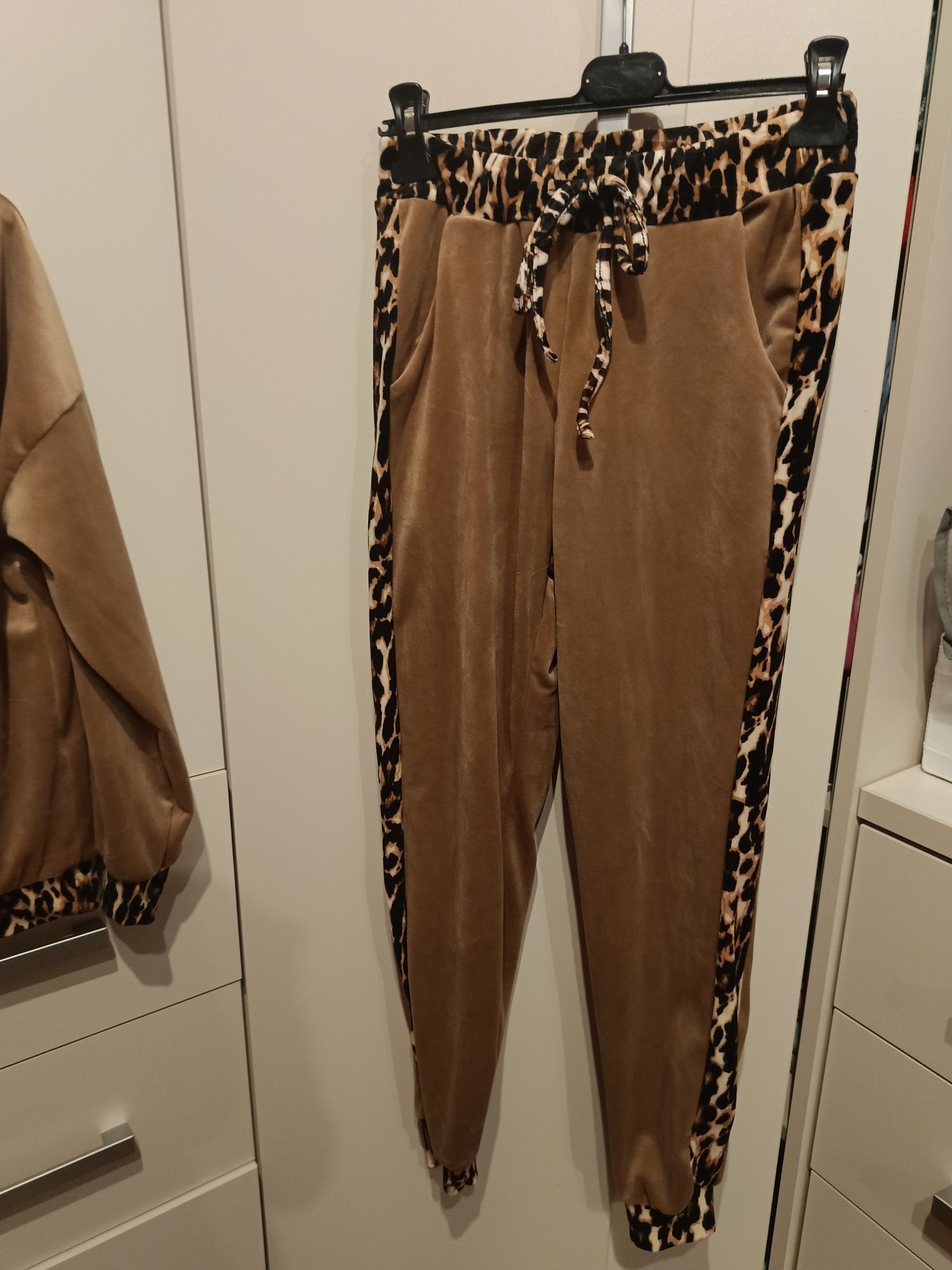 Dres welurowy camel panterka