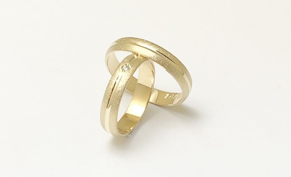 Złote obrączki 4 mm z cyrkonią