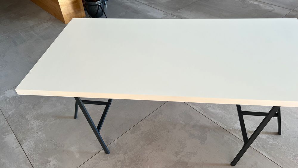 Stół IKEA – biały blat drewniany + metalowe nogi typu kozioł