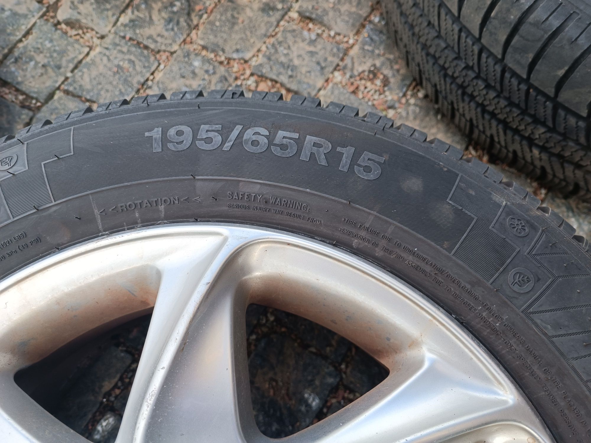 Продам комплект колес диски титаны 5*114.3 R15, резина зима 195/65R15