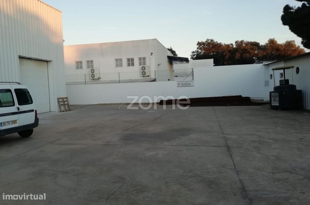Armazéns e escritórios - Quarteira - Loulé