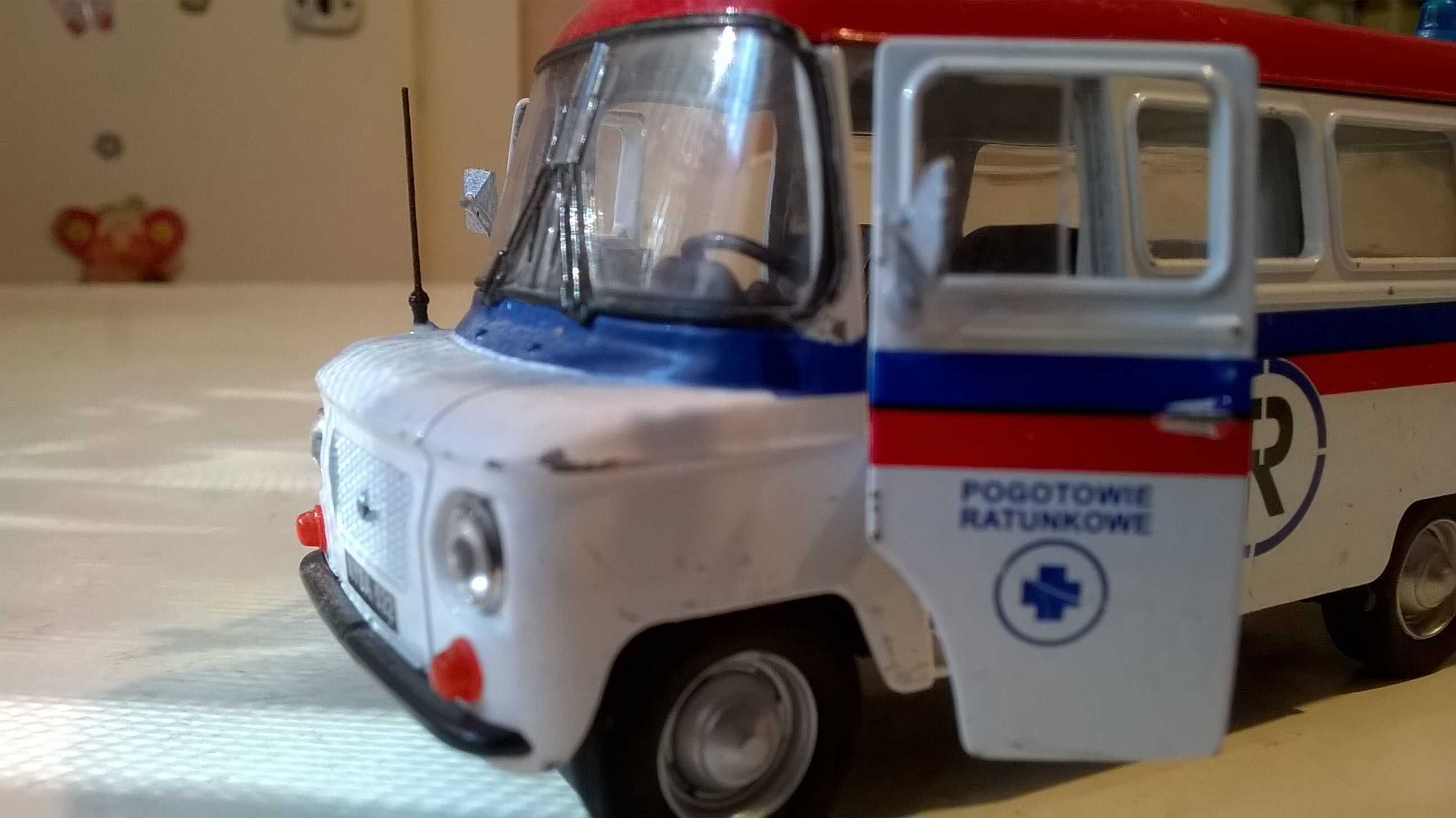 NYSA N-522 model z lusterkami bocznymi i anteną radiową; skala 1:43