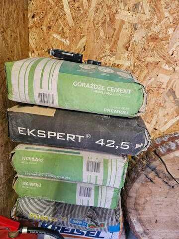 Zbrylony zaschnięty cement 4 worki i worek kleju