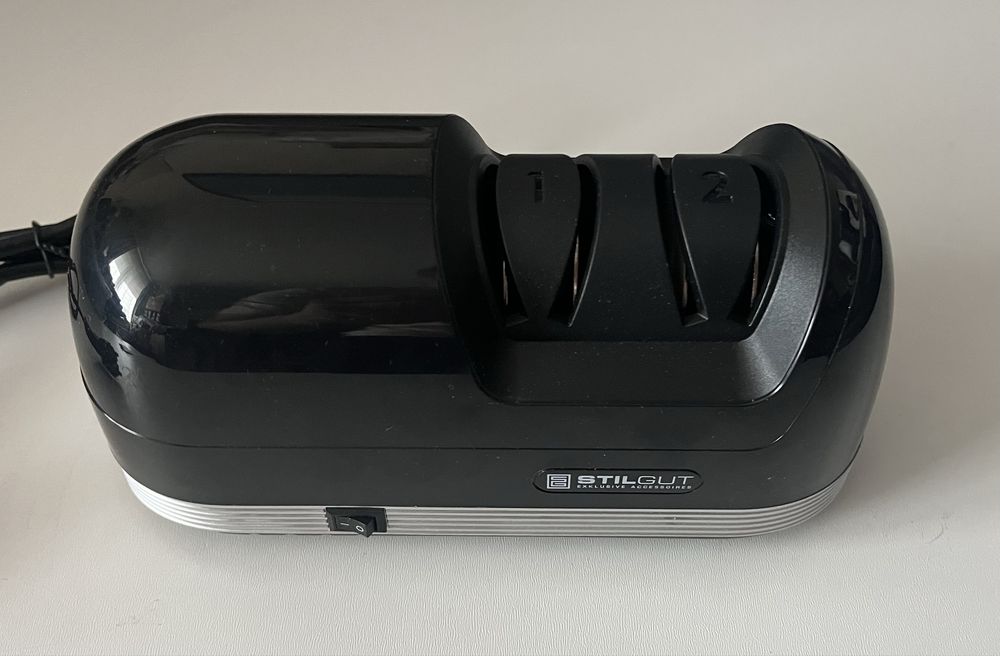 StilGut WT28D7STBK czarna ostrzałka elektryczna do noży