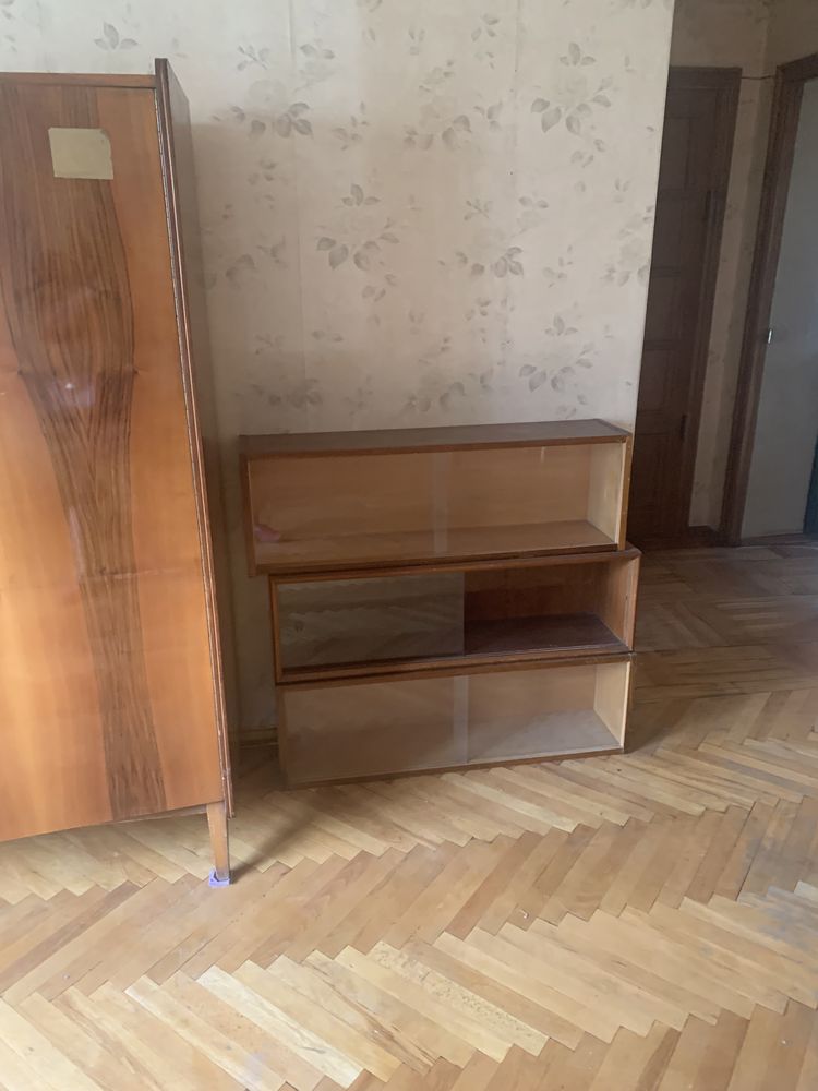 Віддам безкоштовно дерев’яні меблі.
