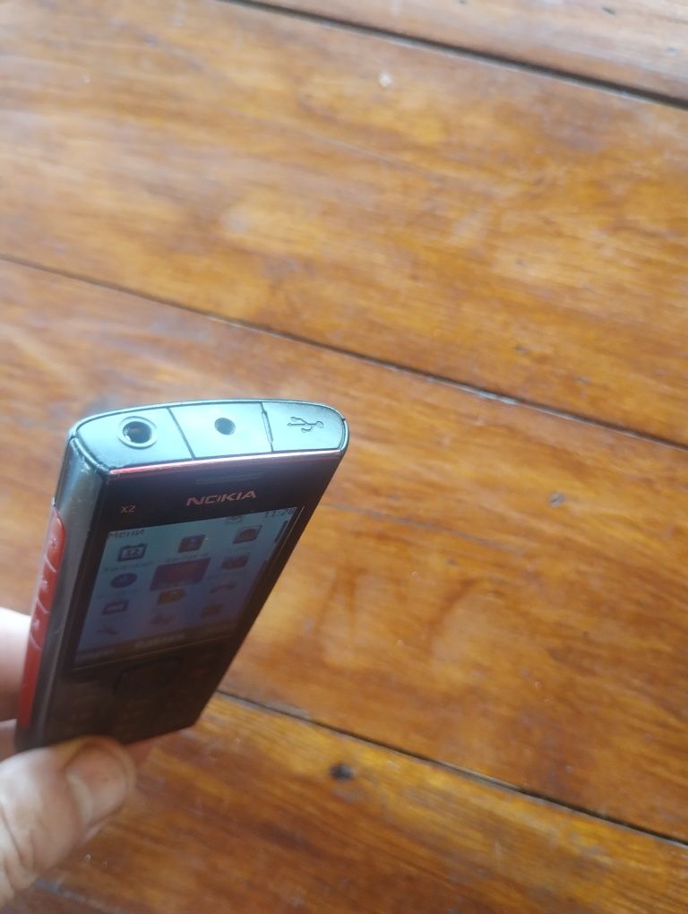 Nokia x2-00 телефон