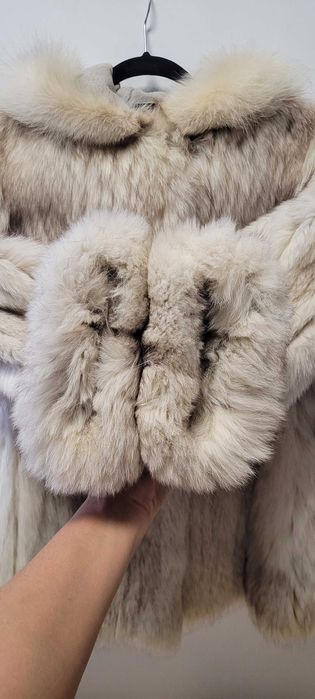 Efektowne futro z lisa polarnego z kapturem