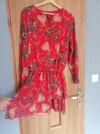Czerwona sukienka we wzory z falbanami długi rękaw przewiewna