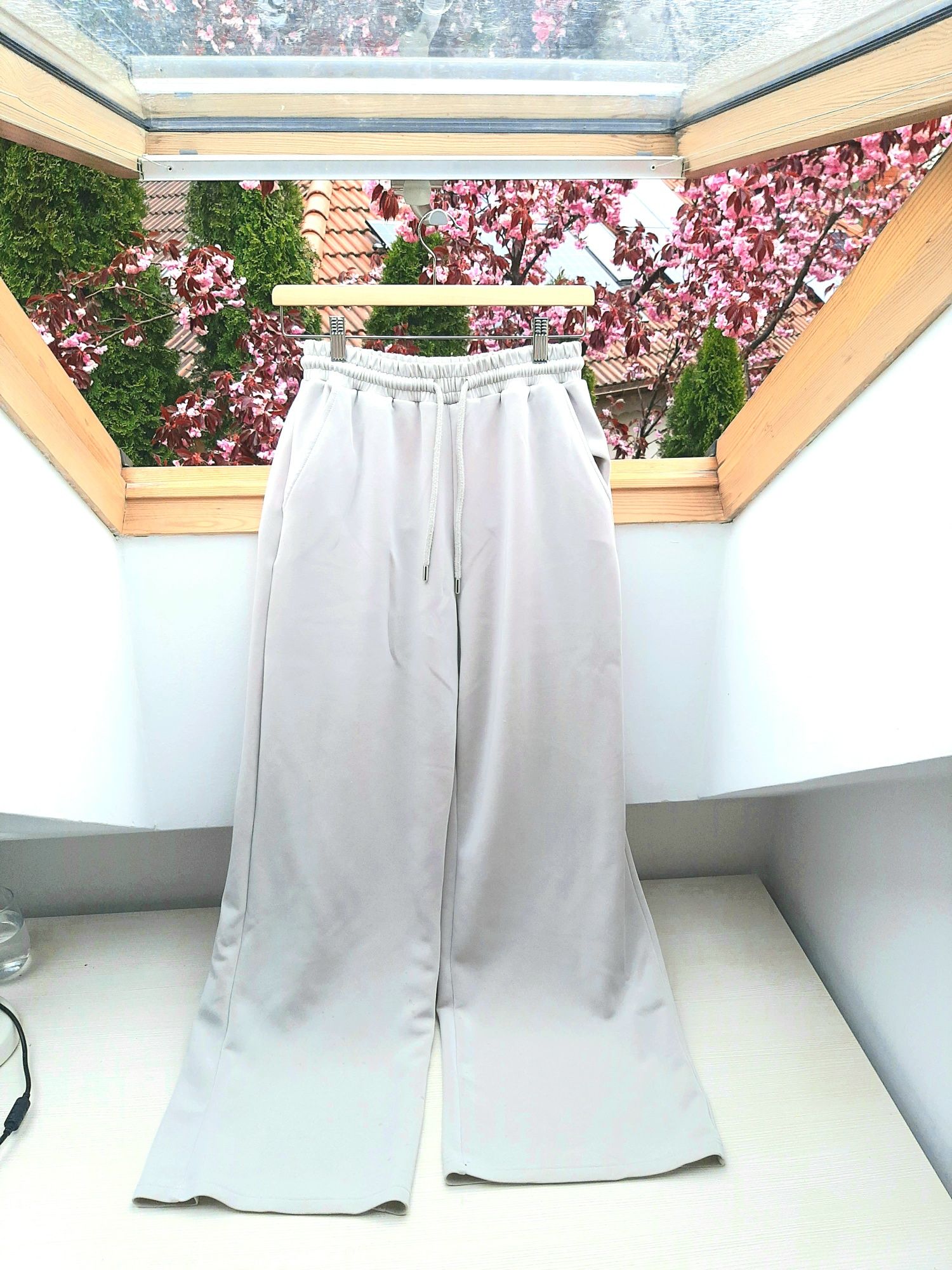 Spodnie z modalu M stradivarius
Modal 48%
Bardzo komfortowe