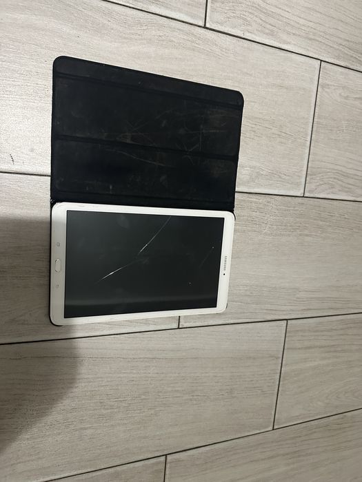 Планшет samsung SM-T561