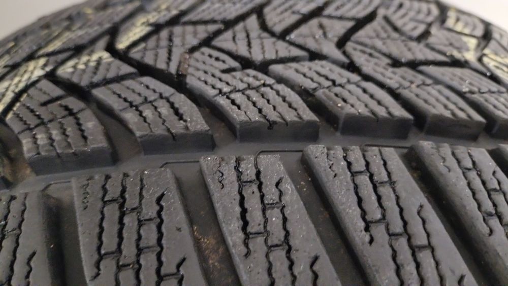 Opony zimowe 6,5mm Dunlop 235/45/18