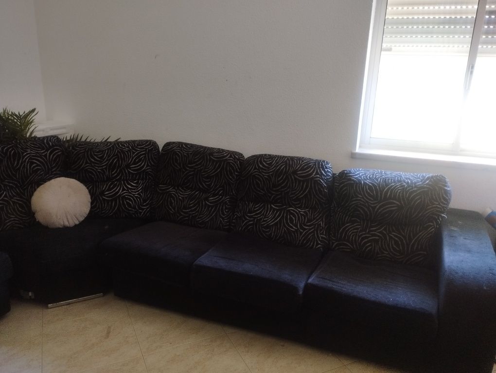 Sofá preto curvado