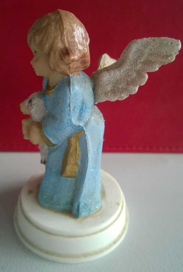 Figurki Aniołków Figurka Aniołek zamknięte oczy trzymający owieczkę8cm