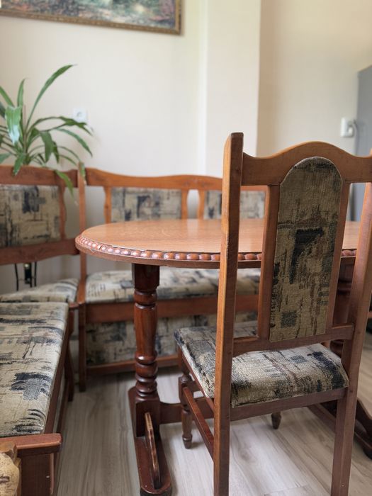 Кухонний куточок, деревʼяний дубовий стіл. Стільці, кутовий дубовий