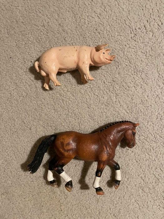 cavalo e porco da marca Schleich