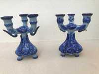 Candelabros antigos em porcelana azul