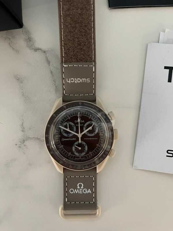 Omega x Swatch Desert: Nowy SO33T103 Dla Śmiałych Stylów