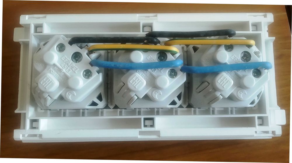 Tomada Tripla Schuko C\ Obturador Módulos Quadro 45 – Efapel