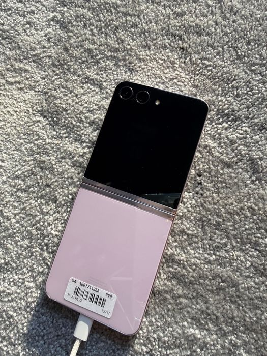 Samsung Galaxy Z Flip5 rozlany wyświetlacz