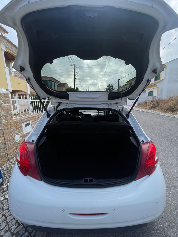 Carro Peugeot 208
